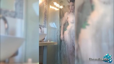 Baby mit einem saftigen Hintern masturbiert in der Dusche